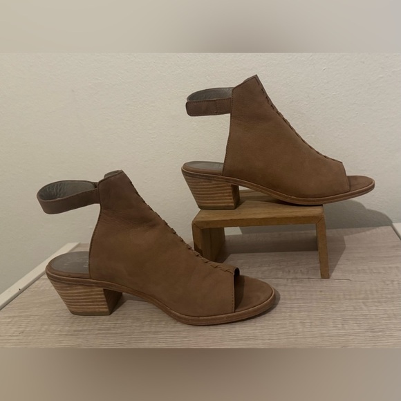 Eileen Fisher Pagoda Earth Tumbled Nubuck Block Heel Sandal Open Toe Size 7.5 - Picture 2 of 8